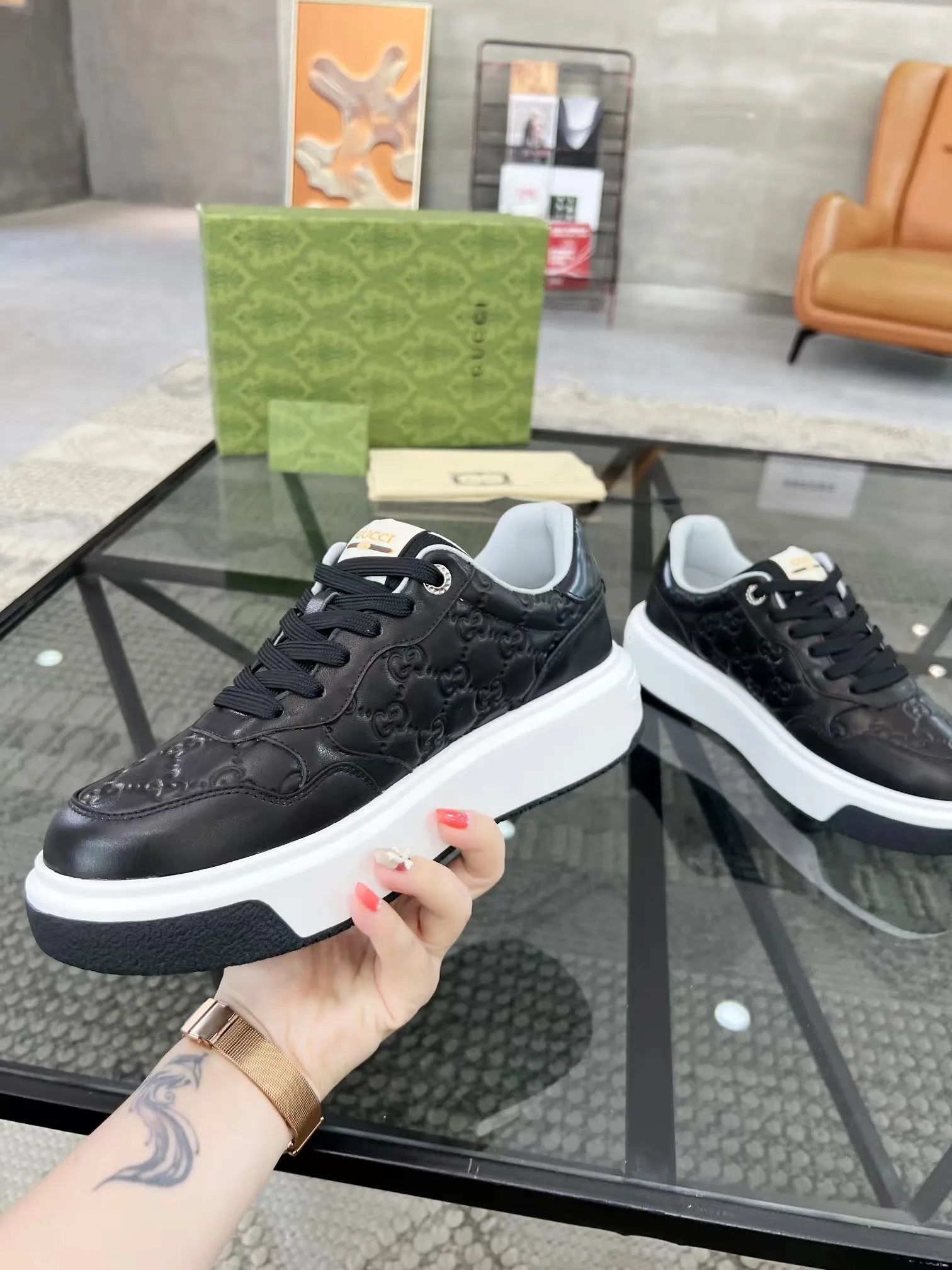 P440 new men's shoes GUCCI [Lightning] latest shoes are shipped. Original quality, fashionable, made of special materials, sheepskin lining, brand new packaging. The foot feels super comfortable and the workmanship is impeccable. Size: Male 38-45.